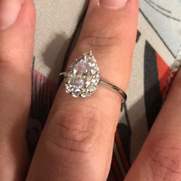 Women’s pear shape  engagement wedding ring - Picture 7 of 7